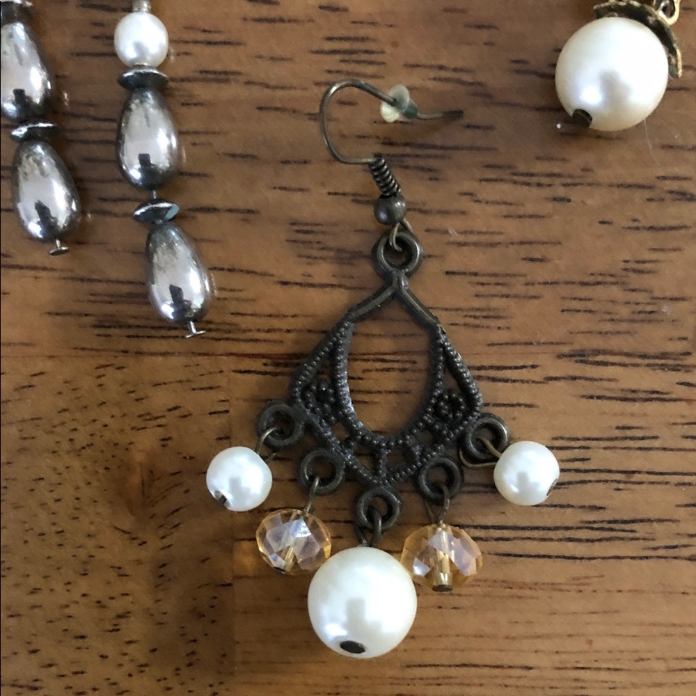Costume Pearl and Gold Women's Earrings Jewelry - Picture 3 of 10